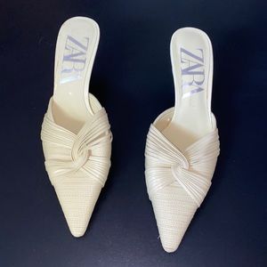 Super cute pastel yellow zara heels